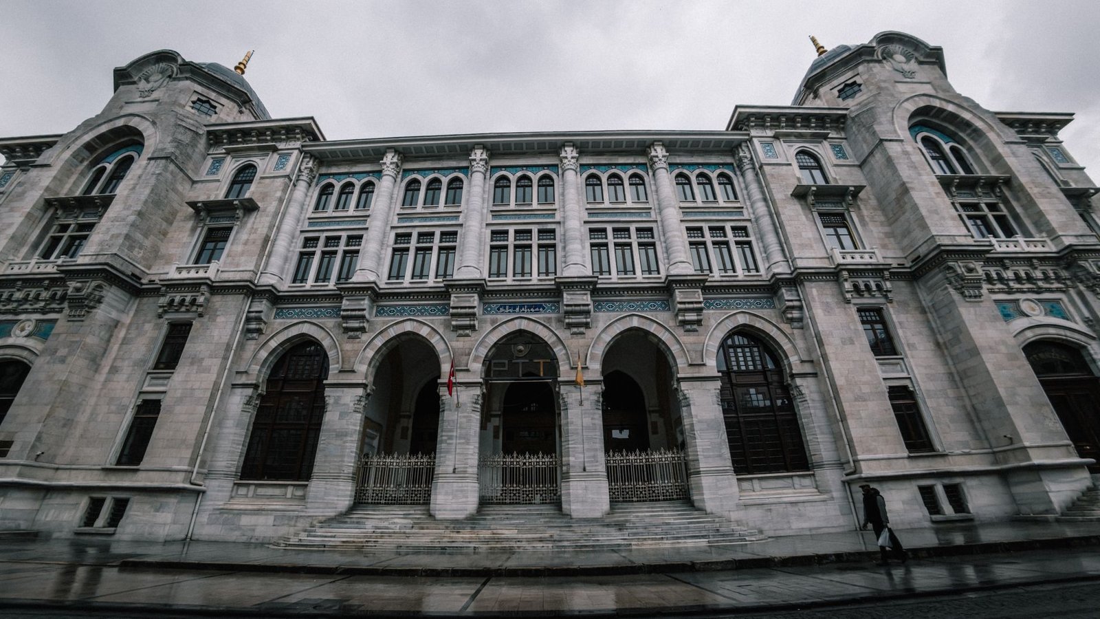 A classic view of the Sirkeci Post Office in İstanbul showcasing its architectural grandeur.